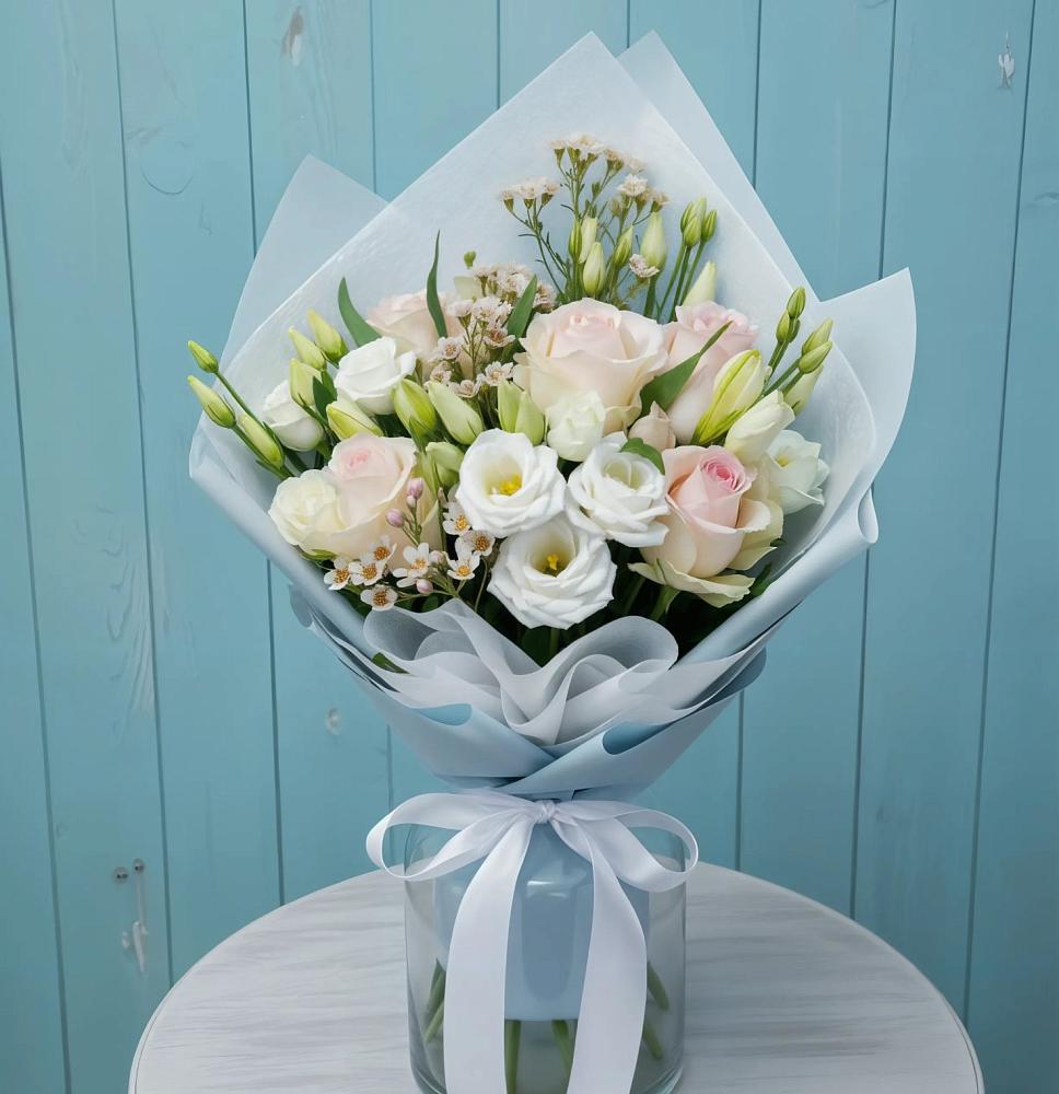 Букет цветов из: Розы и Лизиантусы в Маршале Жукове