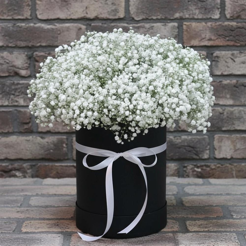 Цветочная композиция из Гипсофила в шляпной коробке в Маршале Жукове