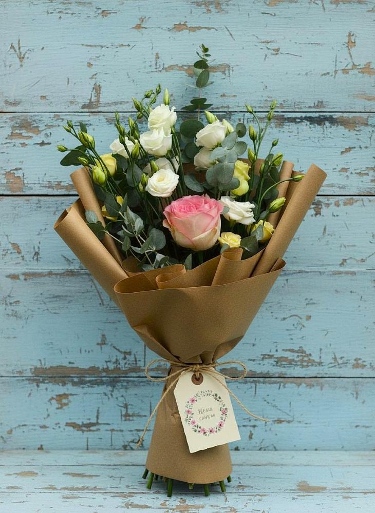 Букет цветов из: Розы и Лизиантусы в Маршале Жукове