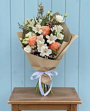 Букет цветов из:  Альстромерии, Лизиантусы, Розы и Хризантемы в Маршале Жукове