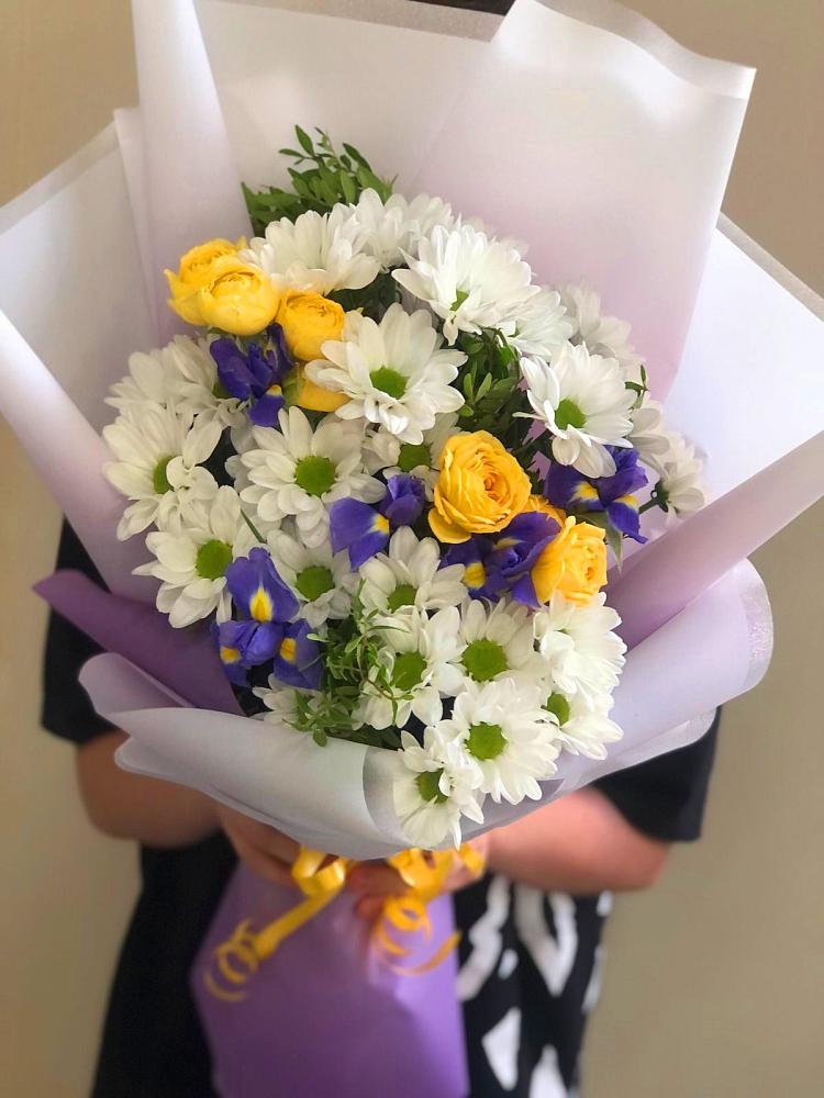 Букет цветов из: Ирисы, Хризантемы и Розы в Маршале Жукове