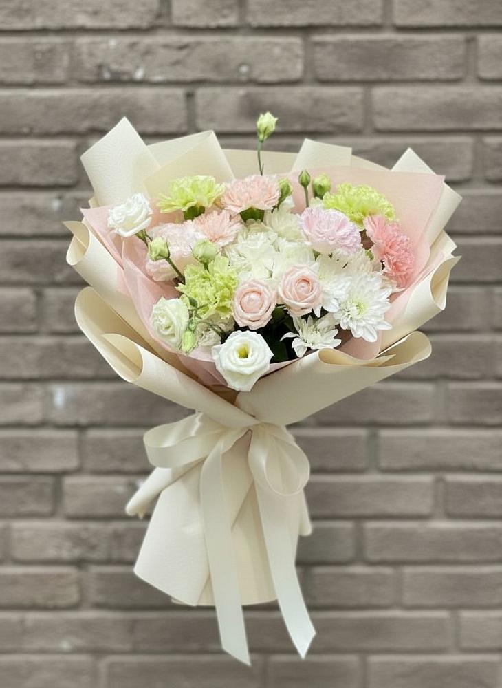 Букет цветов из: Гвоздики, Розы, Лизиантусы и Хризантемы в Маршале Жукове