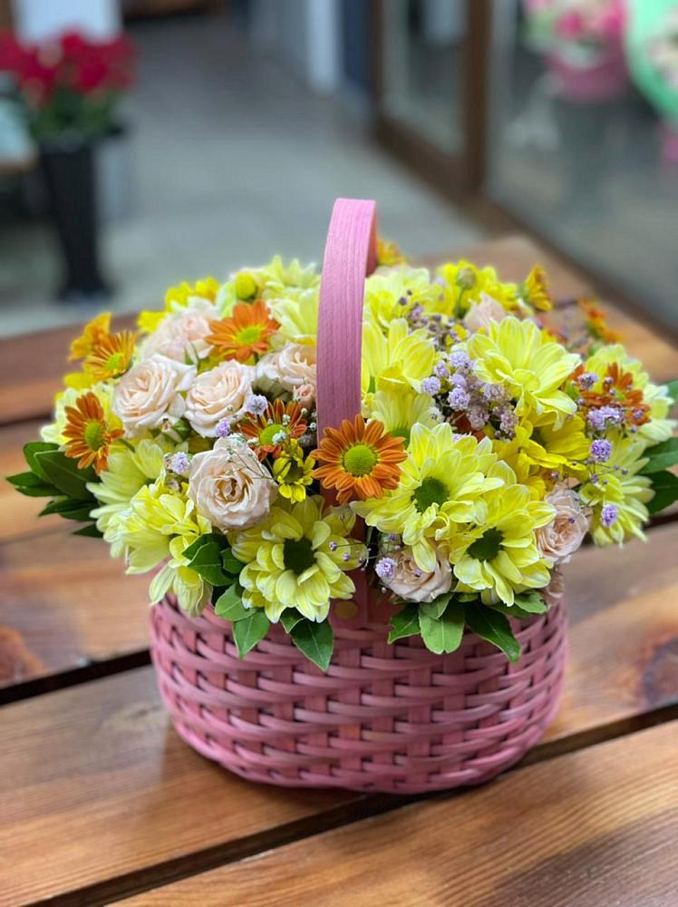 Цветочная композиция из Хризантемы и Розы в корзине в Маршале Жукове