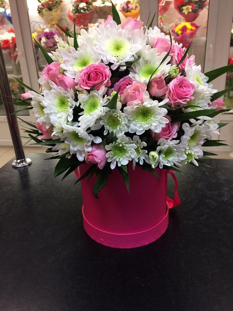 Цветочная композиция из Розы и Хризантемы в шляпной коробке в Маршале Жукове