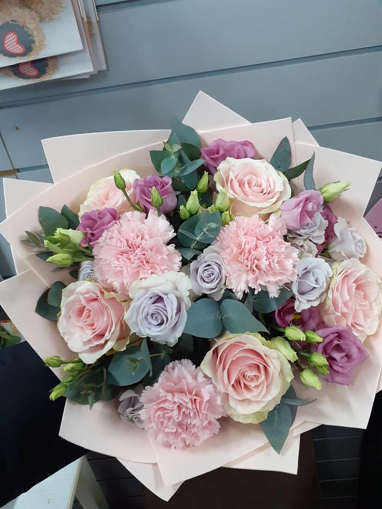 Букет цветов из: Розы, Гвоздики и Лизиантусы в Маршале Жукове