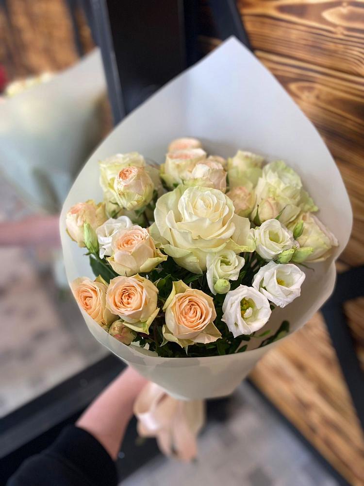 Букет цветов из: Розы и Лизиантусы в Маршале Жукове